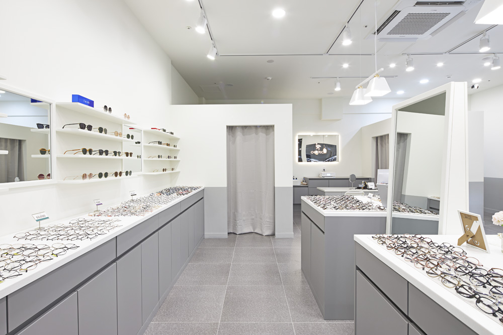 白色与灰色的极简空间 | 奥斯特里奇安景的眼镜店设计-5