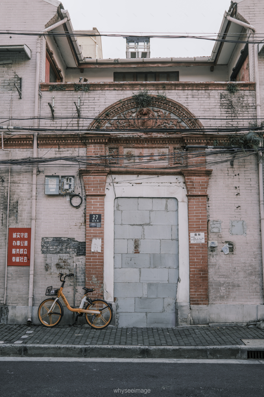 影子躺在地面上 · 不如回到街头丨中国上海丨whyseeimage-28