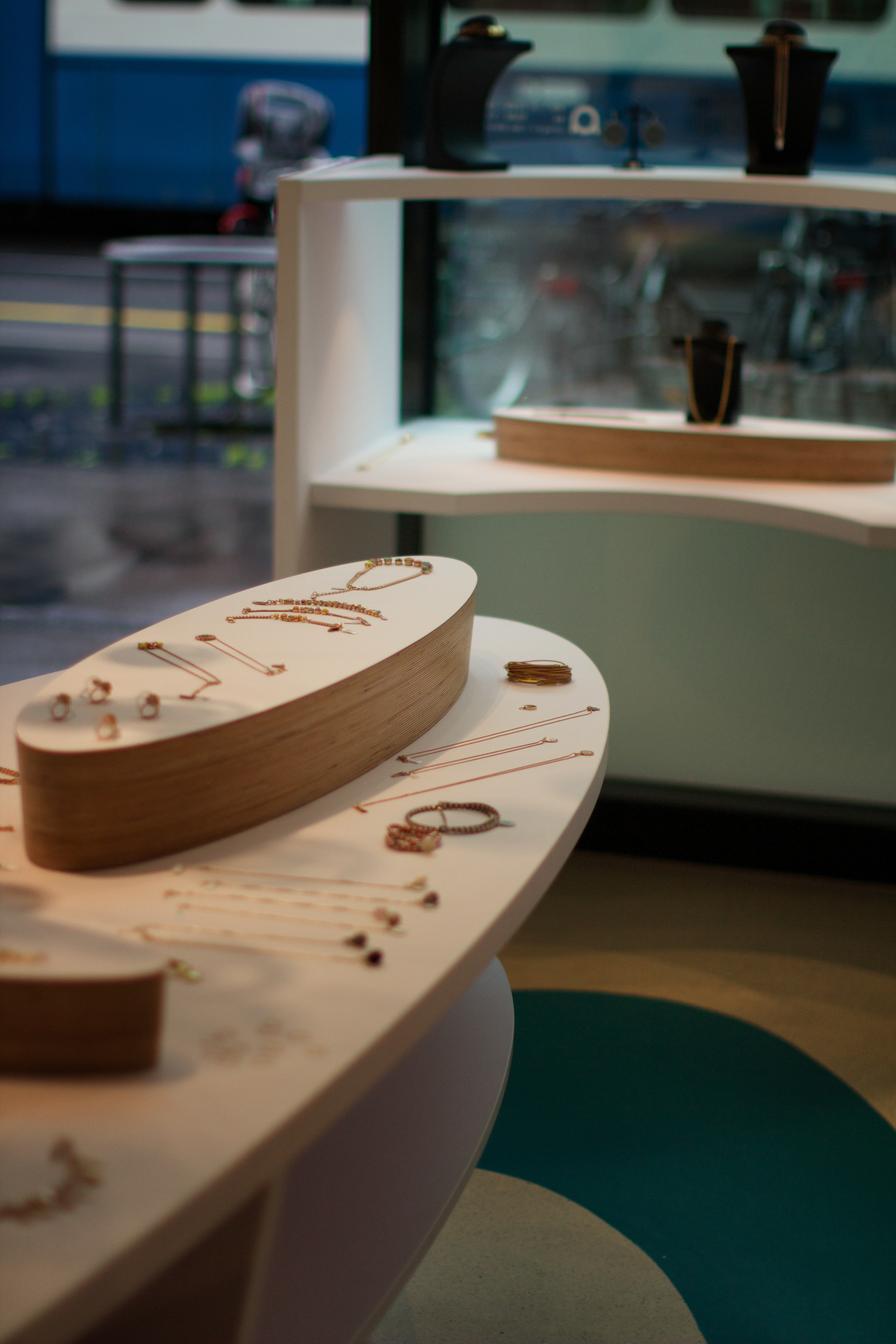 瑞士阿尔莫格珠宝店 | 沉船寻宝的室内设计-24