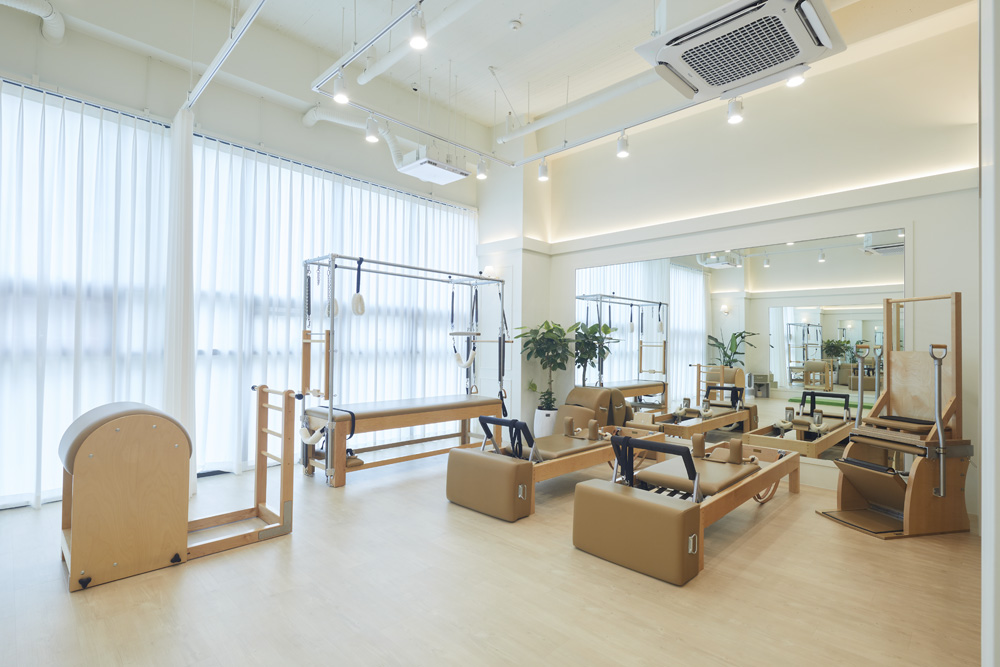 20 平米现代白色木纹健身房室内设计案例-3