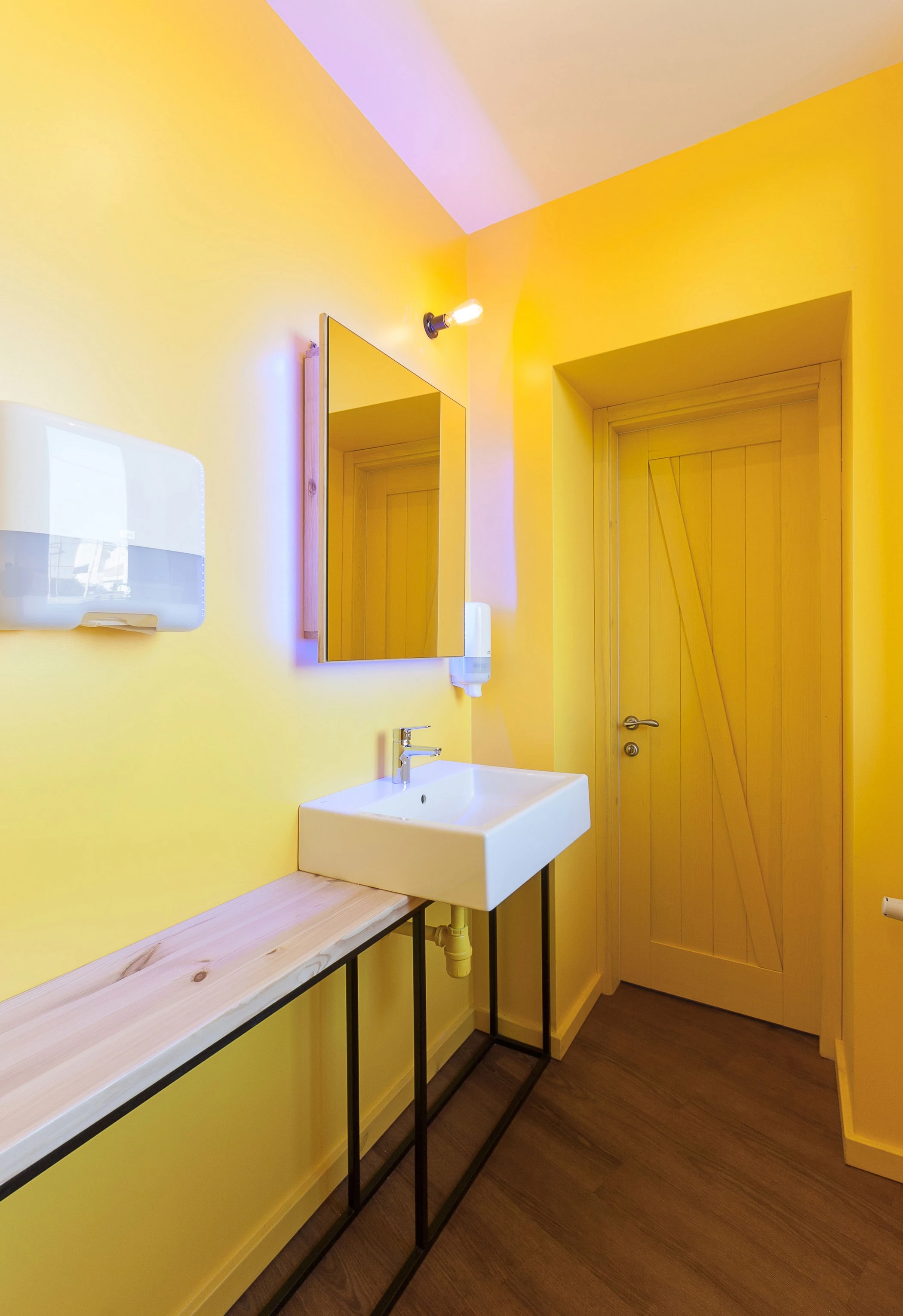 乌克兰 PENKA 咖啡吧 | 木质温馨空间与创意金属灯饰的完美结合-26