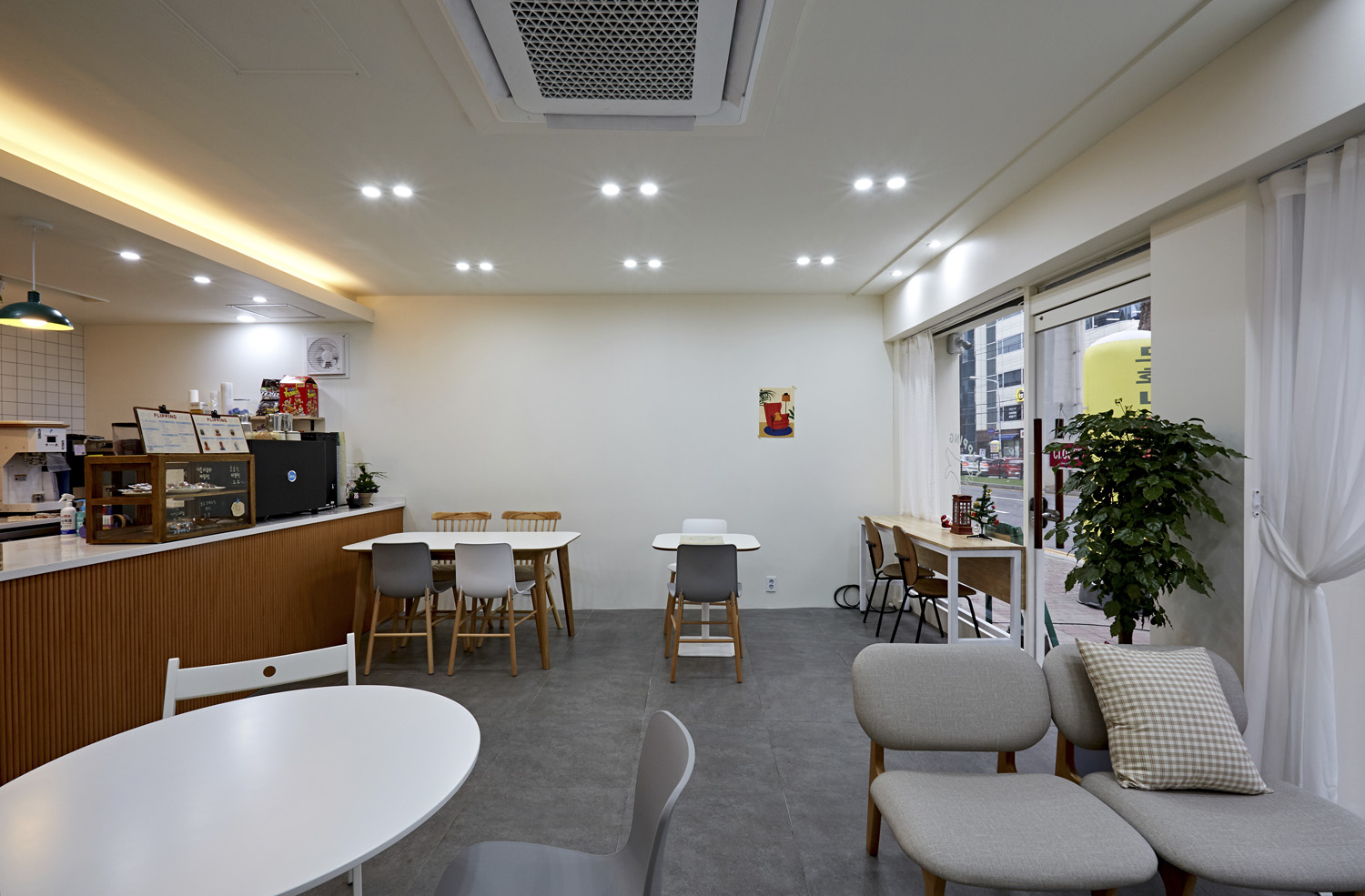 简约白调 | 10 平米咖啡厅的极简设计魅力-5