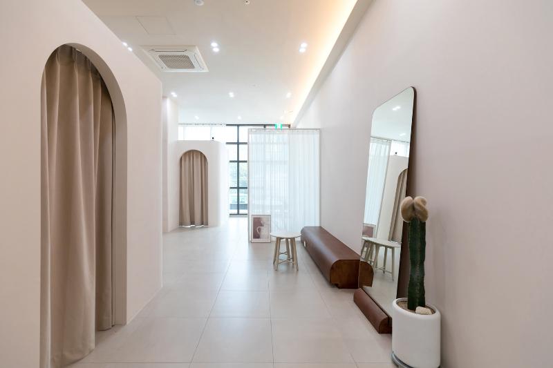 20 平米极简现代美妆店设计-4