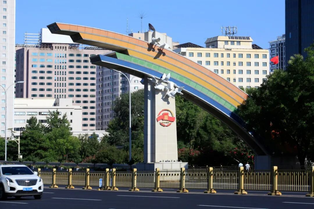 清华美院杜异教授团队完成抗战胜利80周年纪念活动长安街景观等设计任务，盛典氛围完美呈现-5