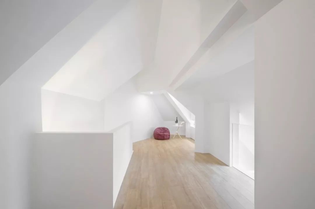 135m²怪异阁楼,创意爆改为艺术画廊式舒适三层!-62