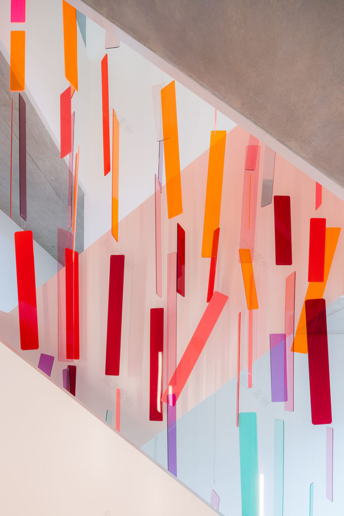 色彩螺旋楼梯,自然元素与建筑设计的完美融合-29