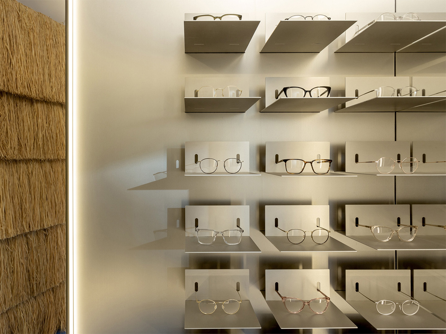 罗马尼亚Lunet眼镜店丨罗马尼亚布加勒斯特丨Bogdan Ciocodeica Studio-13