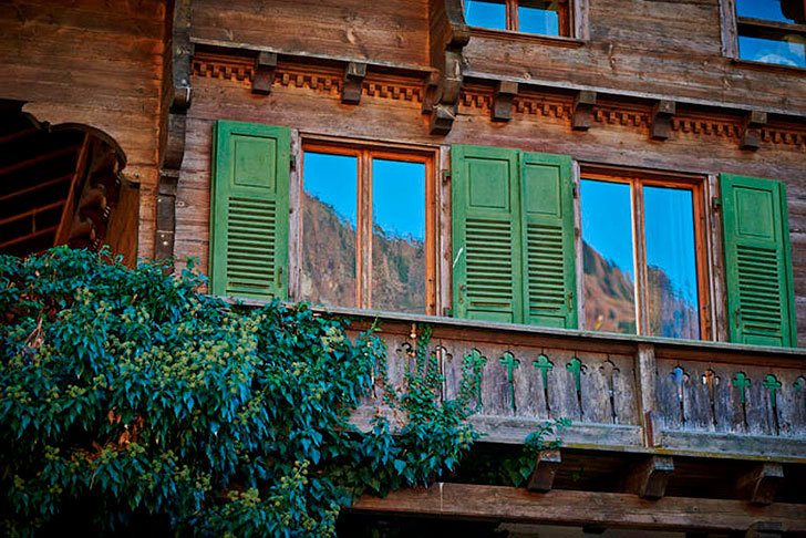 瑞士阿尔卑斯山中的复古花漾木屋-3