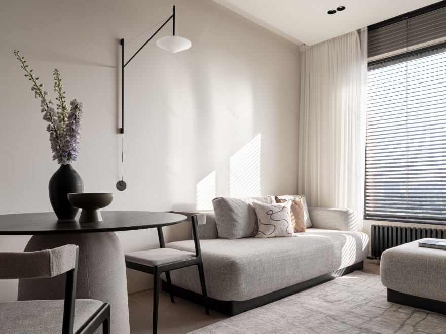 带浴室窗户的简约公寓丨俄罗斯莫斯科-1