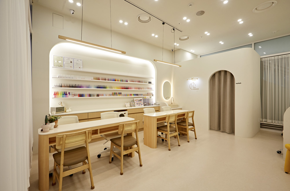 简约白色与原木质感的完美融合 | 10 坪小空间的艺术探索-5