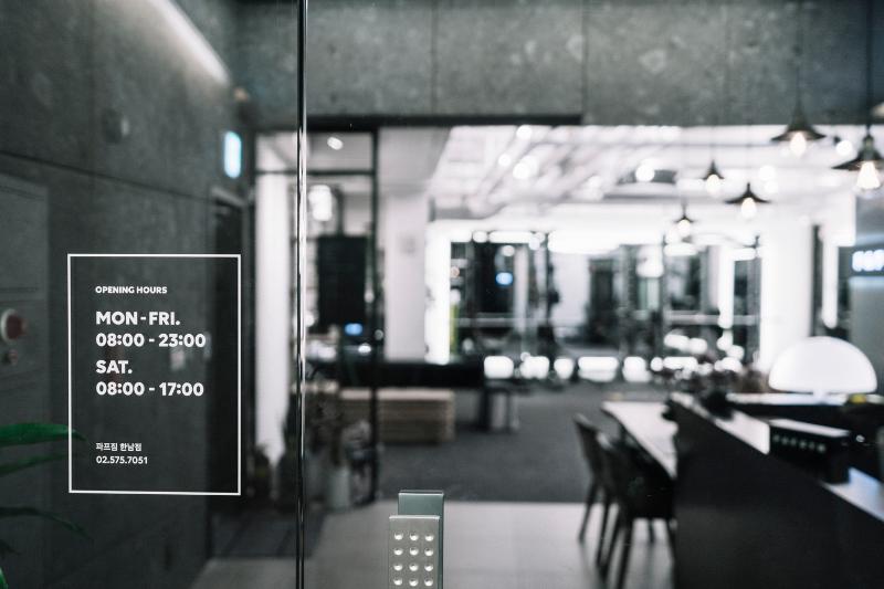 简约 80 平米健身中心，黑白风格打造舒适空间-5