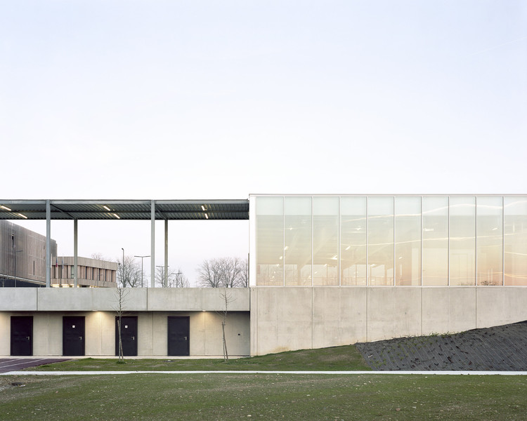 Vanille Gymnasium  Raphaël Betillon et Guillaume Freyermuth Architects + CTV Architects-3