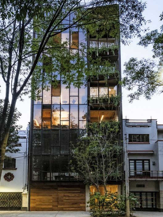 墨西哥城市中心的绿色办公大厦-9