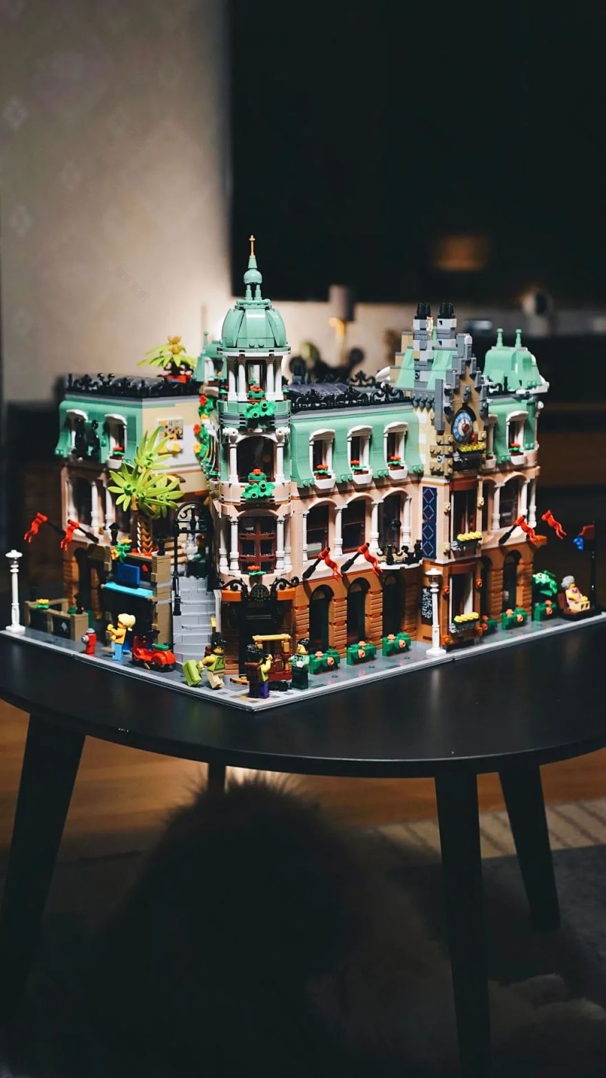 【精彩MOC欣赏】三套乐高街景10297组成的超级转角精品酒店——《皇家花园酒店》-67