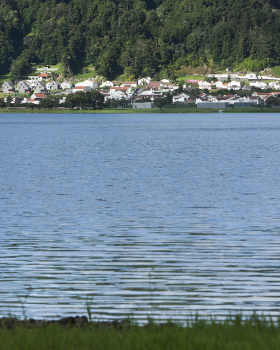 葡萄牙 Sete Cidades 的 27 栋住宅——经济实用与空间多功能的完美结合
