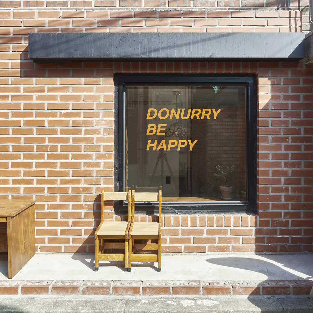 十平米打造温馨原木风咖啡馆，设计亮点一语道破-3