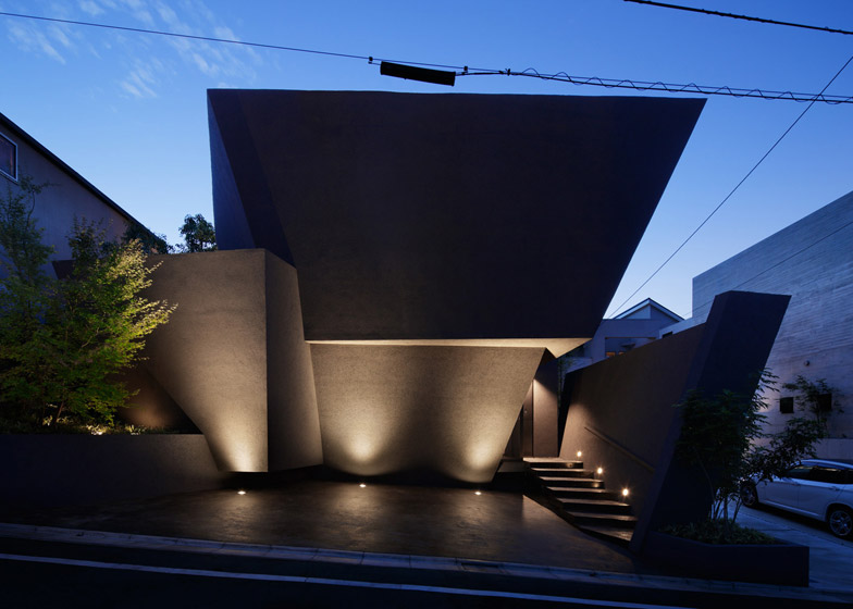 东京“黑棺材”住宅,封闭外表下的明亮空间-28