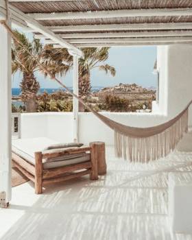Mykonos 盛夏海滩上的设计盛宴 | Ftelia Beach Club