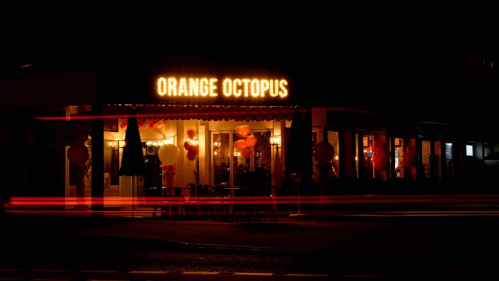 橙色章鱼 · 德国公平价格食材的室内设计展示-12