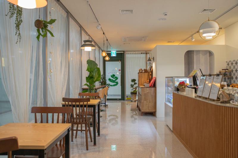 20 平米简约咖啡厅，打造温馨原木空间-4