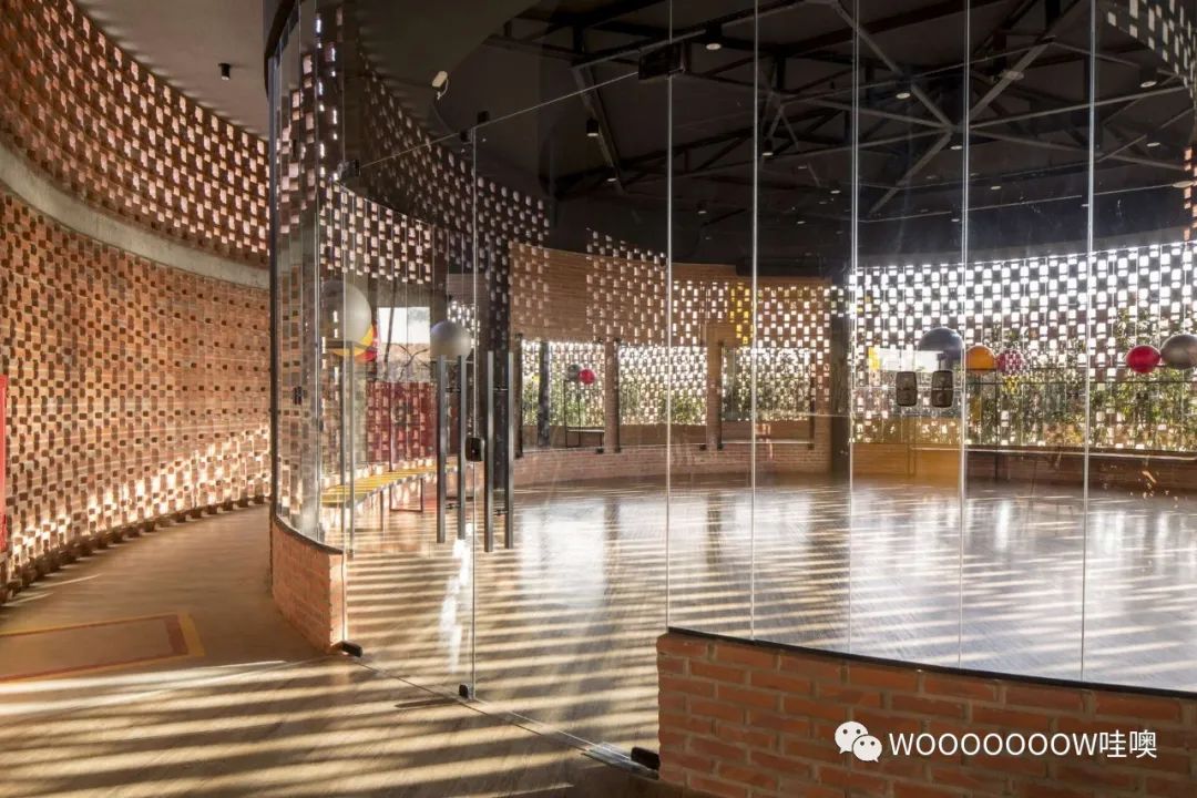 巴西 Unileão 大学体育馆 | 砖纹理与绿意空间的巧妙结合-22