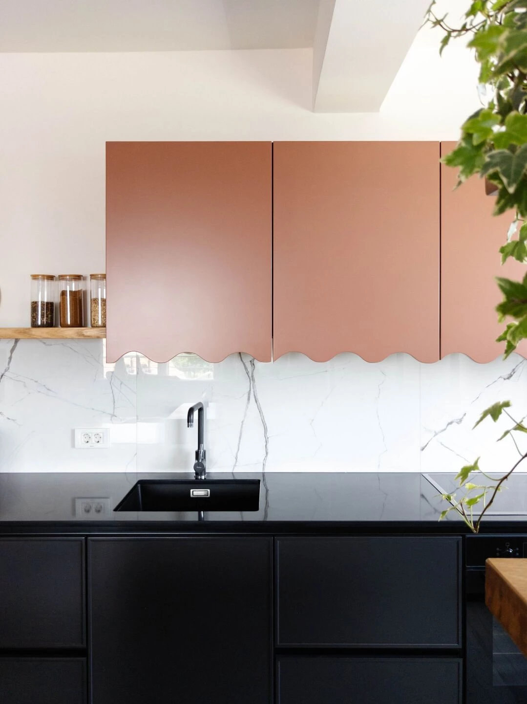 逃离现实的黑色厨房·Rozë 公寓丨普里什蒂纳-16