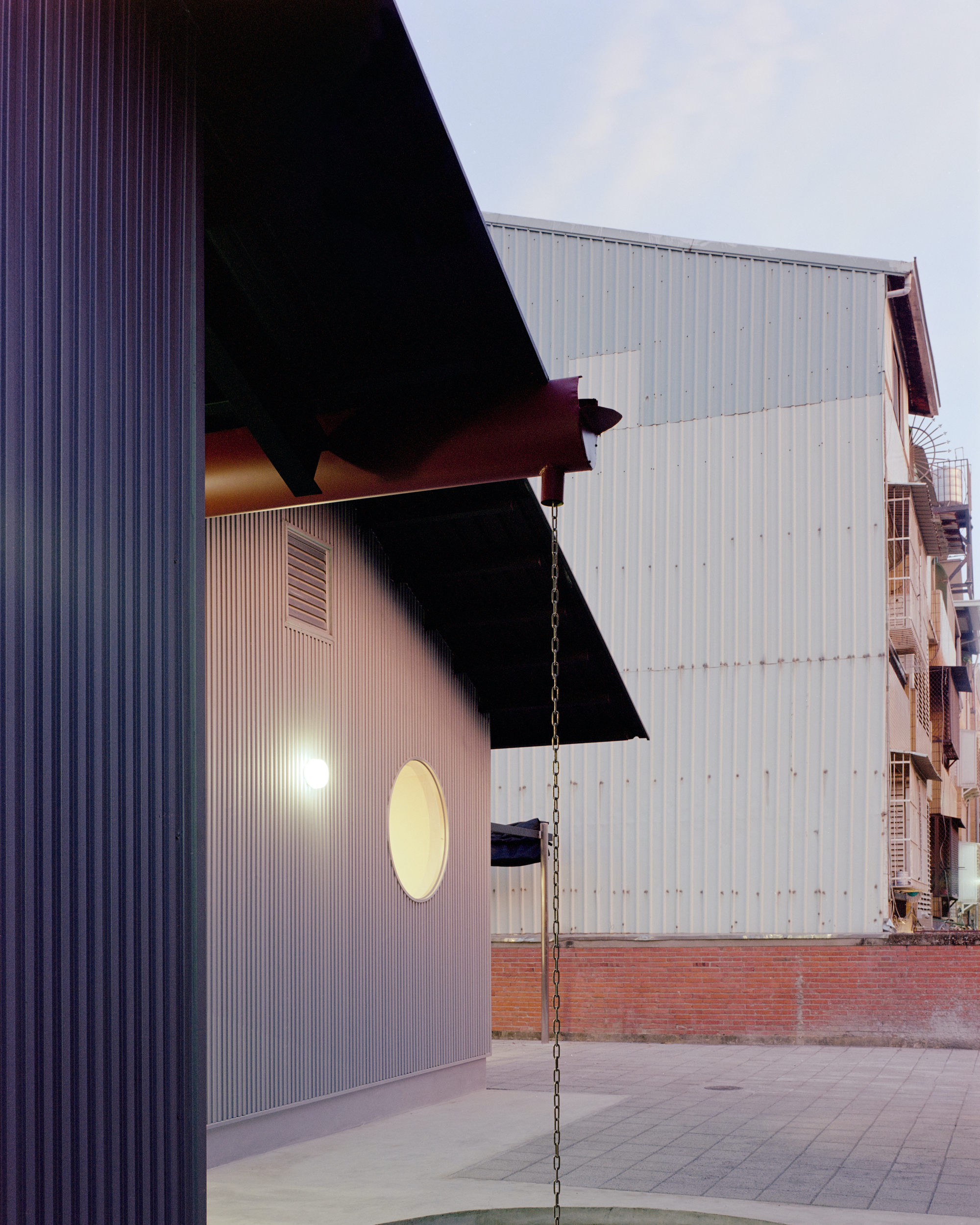 Double Roof House / Studio Tngtetshiu-25