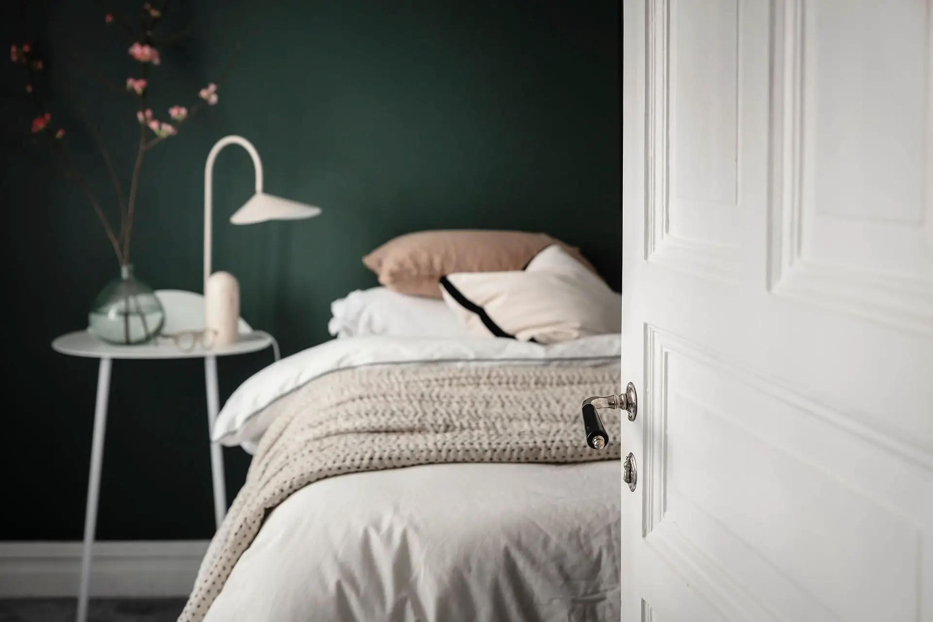 一墙绿意 | 打破中性空间的独特设计-11