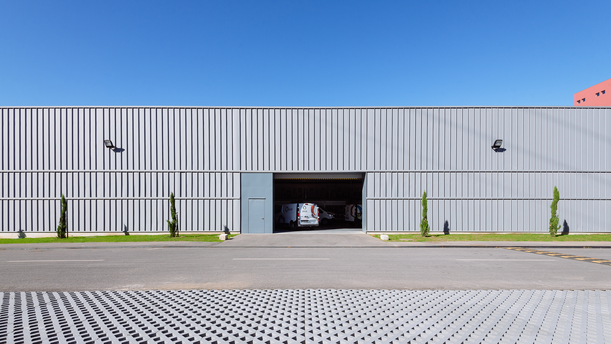 葡萄牙 Plural 药店总部物流中心,古今交融的办公建筑-7