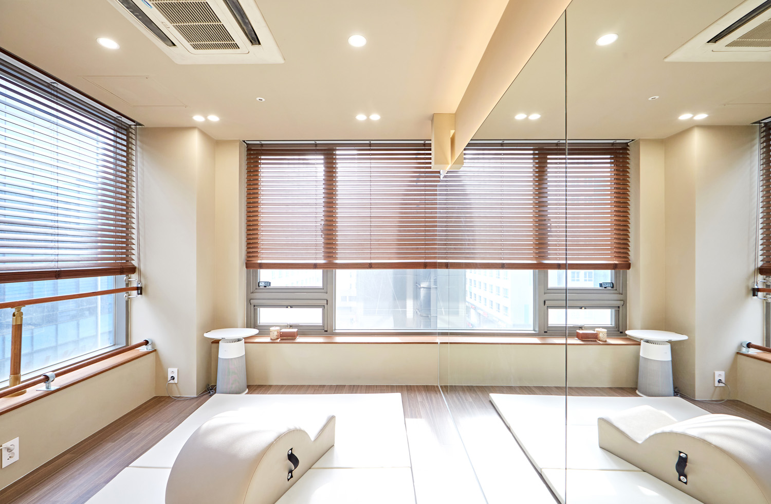 白色与木质的和谐共处，打造舒适 6 星级运动中心-4