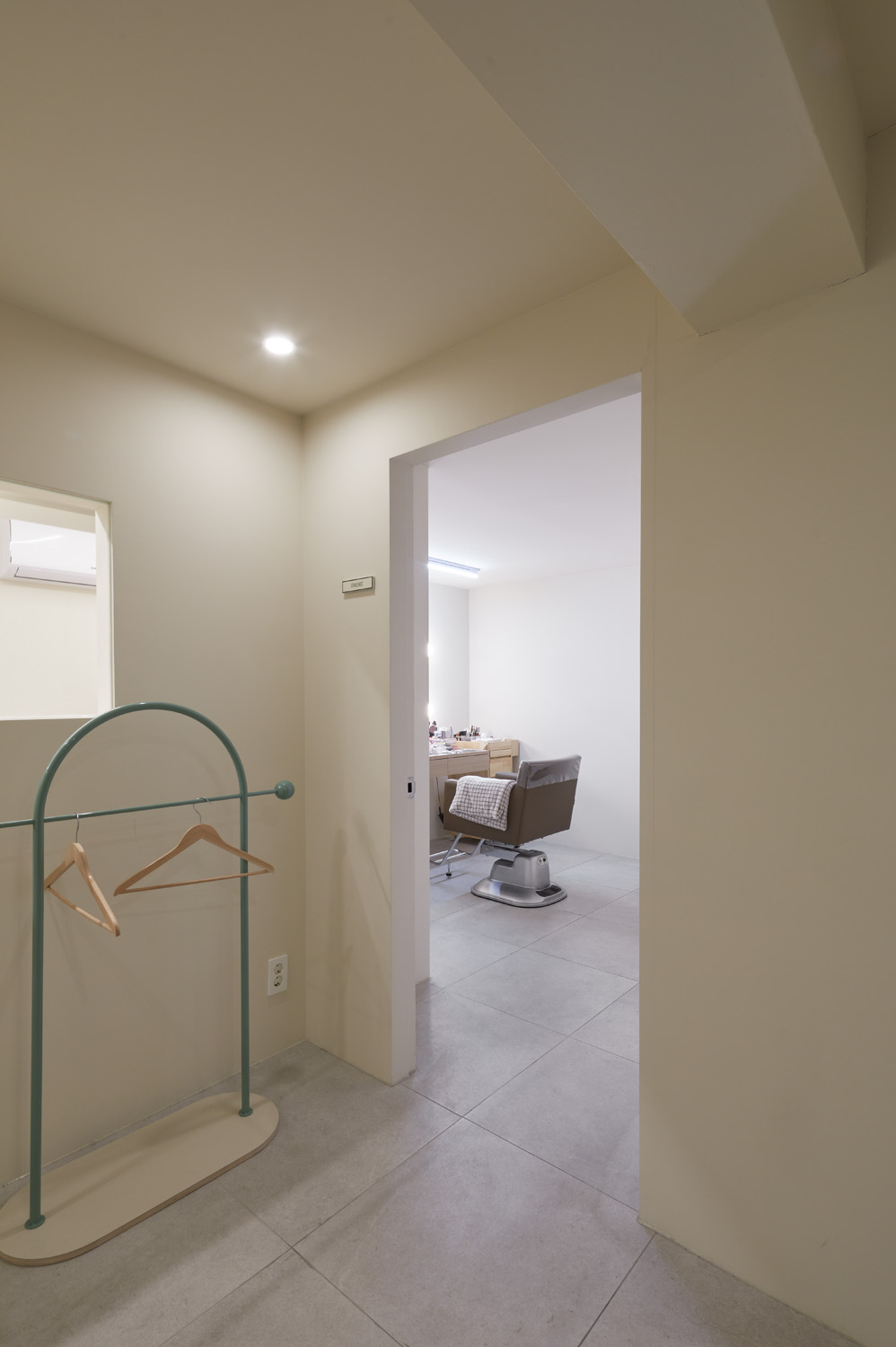 现代简约 16 平米美妆店设计-14