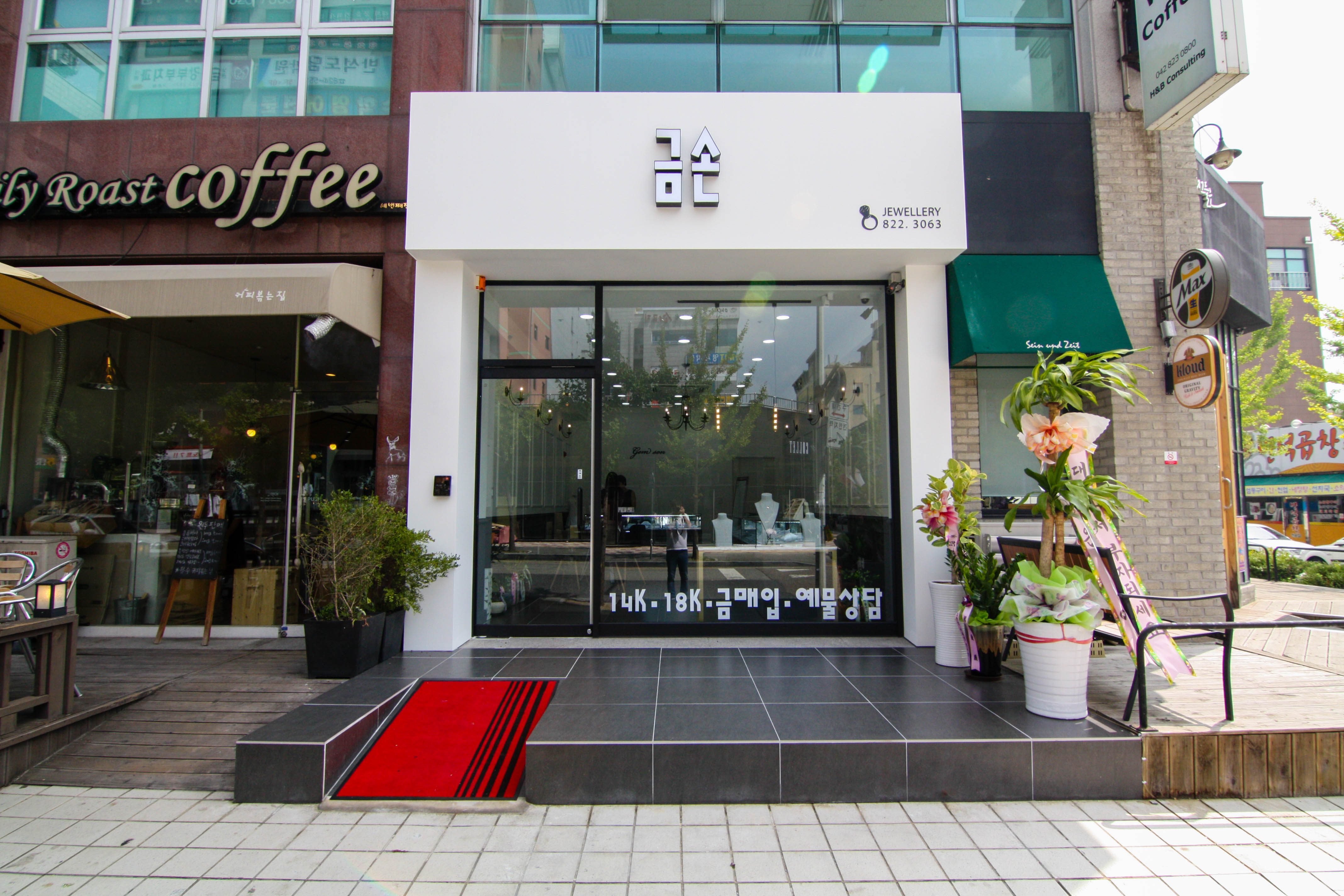 现代简约风婚庆珠宝店设计-2