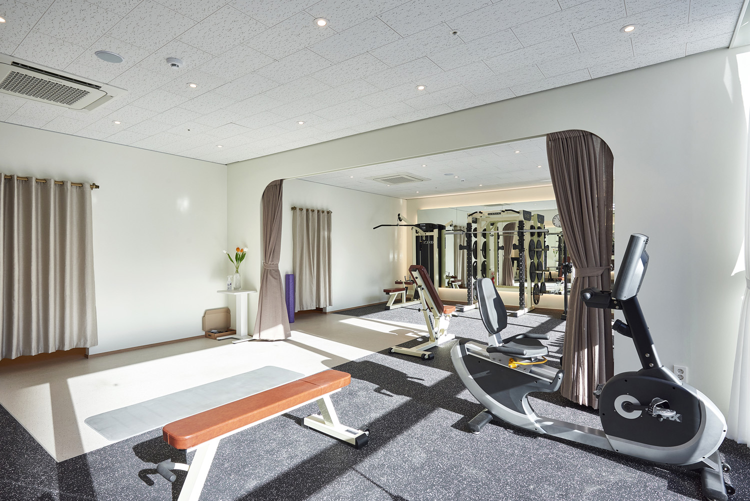 31 坪白色与木质的极简主义宠物店设计-9