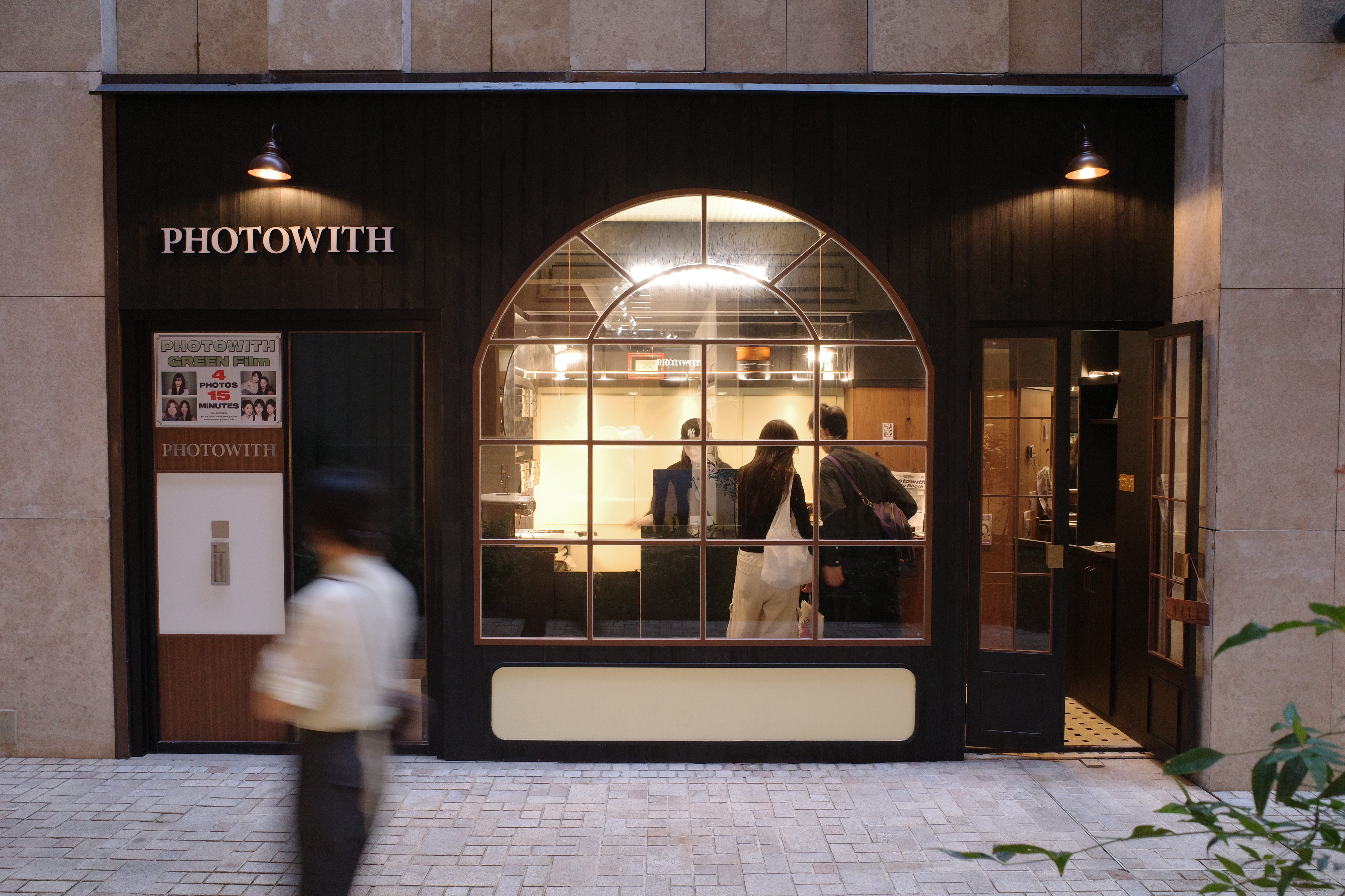 在洛克外滩源拍照

注：ROCKBUND通常指洛克外滩源，是上海的一个知名区域 丨中国上海丨Atelier M2 平米设计-12