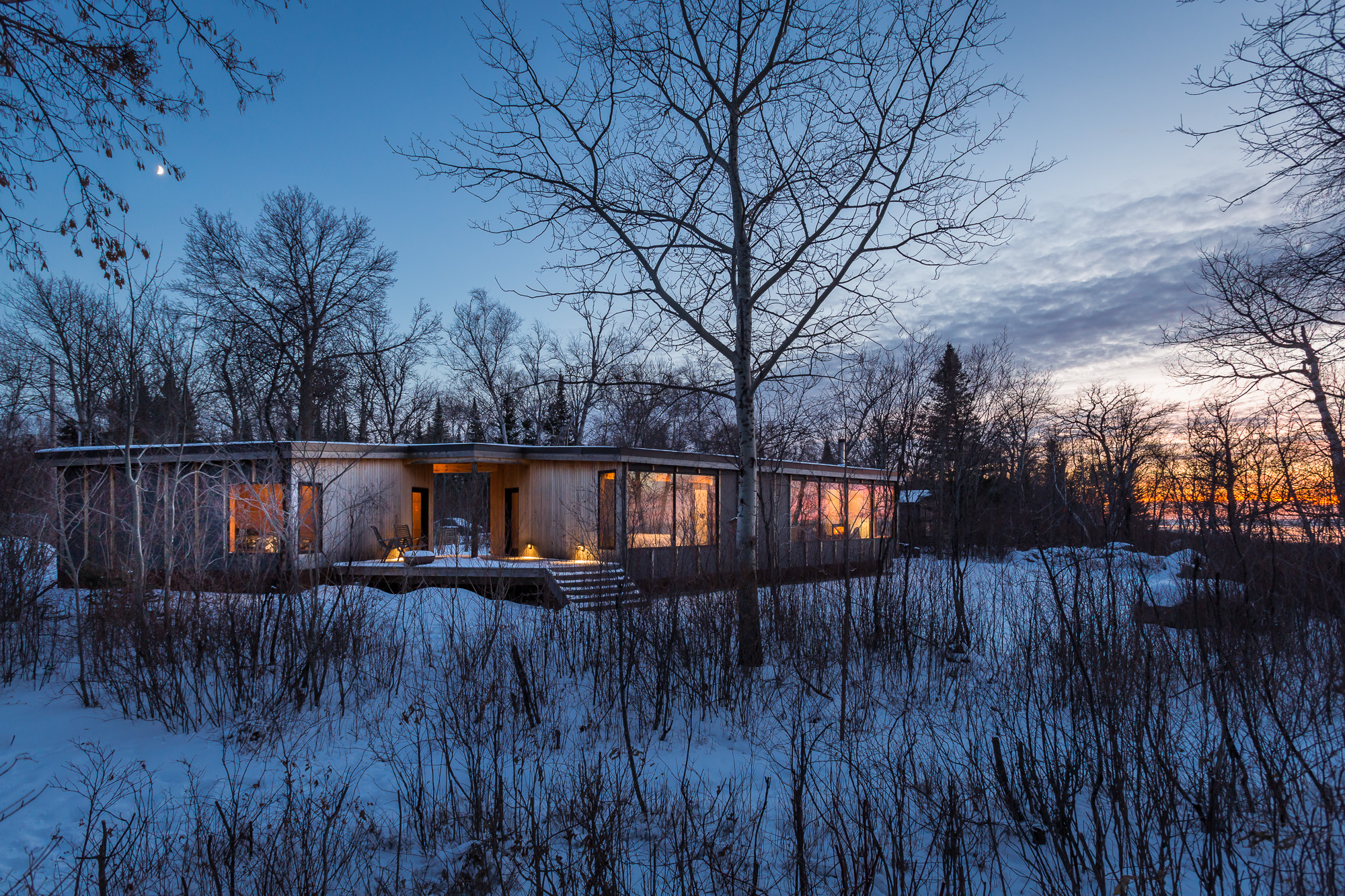 温尼伯湖畔的现代小屋，融入自然的私密空间-6