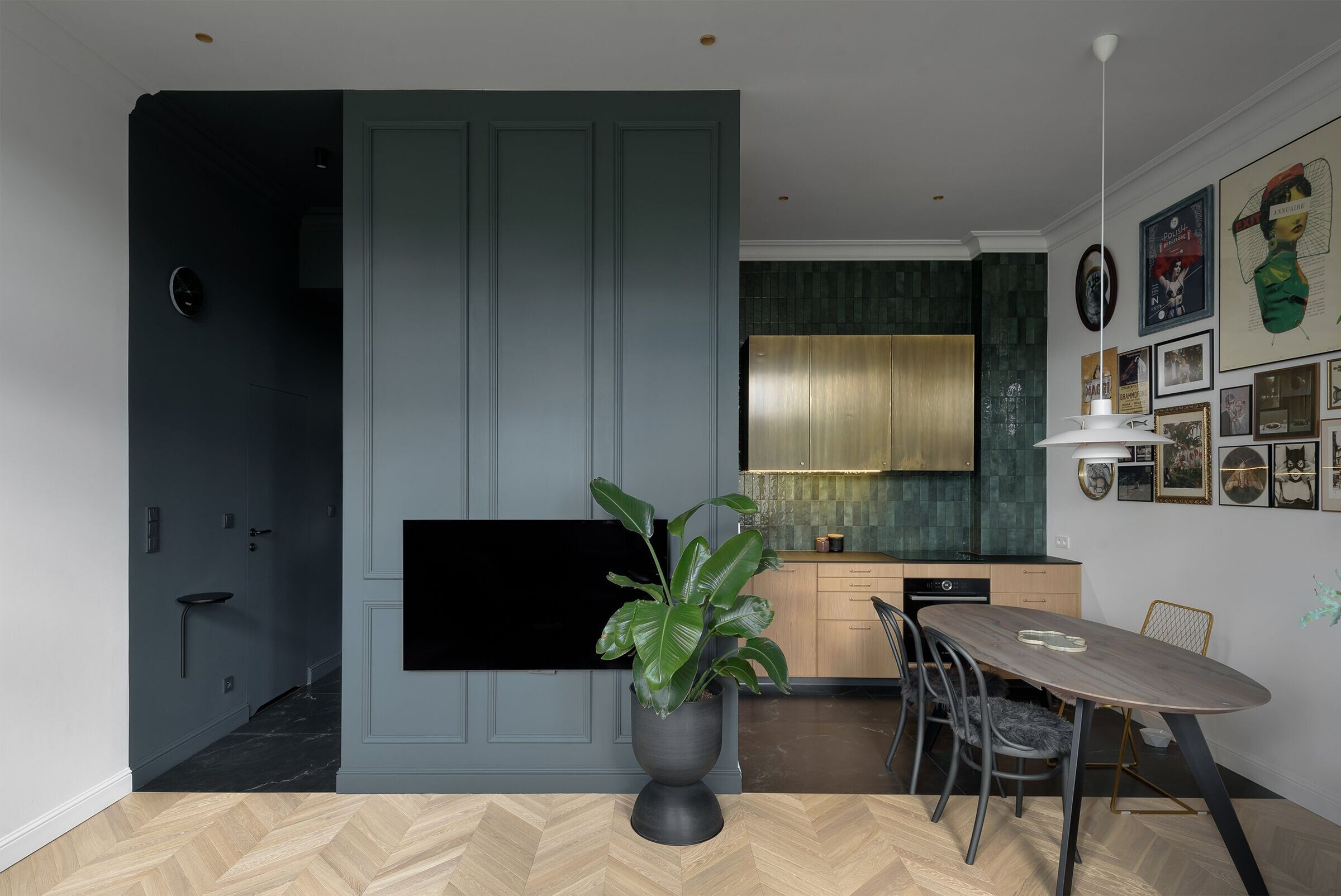 波兰历史建筑中的现代绿意空间-25