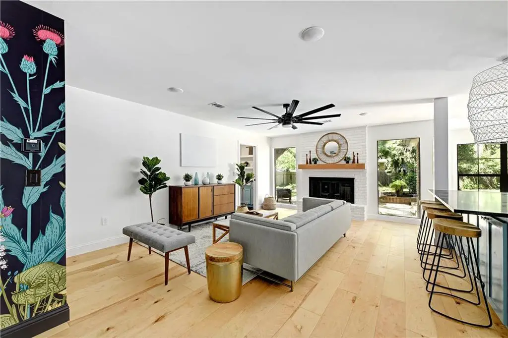 个性墙纸打造独特餐厅，翻转德州住宅视觉体验-6