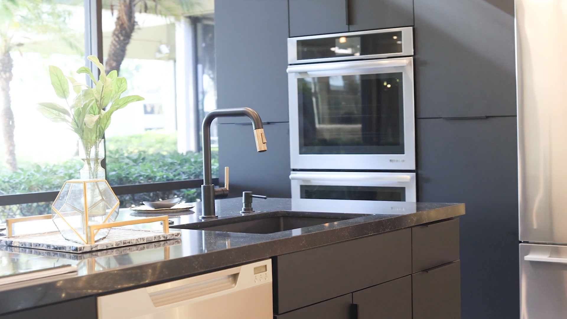 现代农舍餐厅室内设计,当代厨房展厅丨美国梅萨丨Joselyn Rendon-9