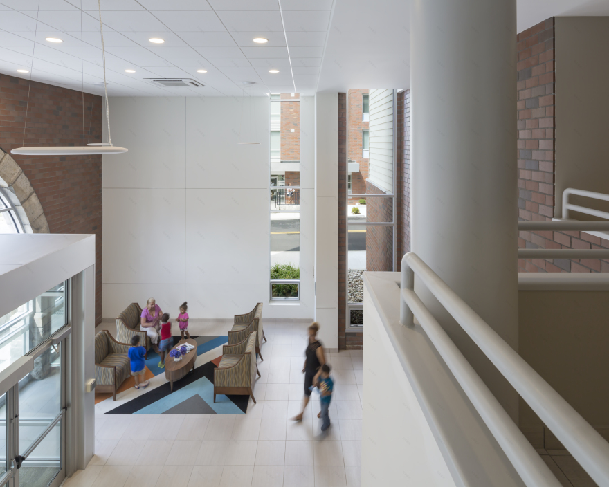 Schoolhouse Terrace | 融入社区的环保老年公寓-12