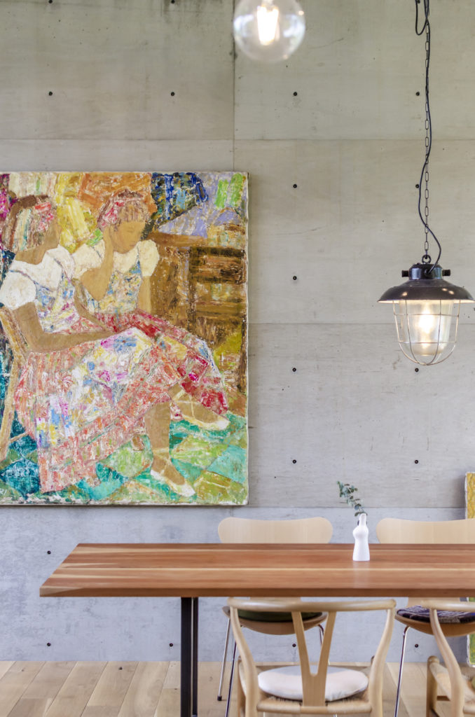 丘の途中に立つ家開放的で庭の一部のようなコンクリート造の空間に住む | Architecture | 100%LiFE-9