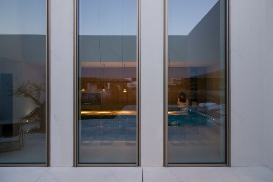 葡萄牙特罗亚绿意盎然的家庭住宅-35