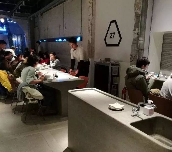 北京隐蔽网红拉面店,清水泥风诠释兰州文化-40