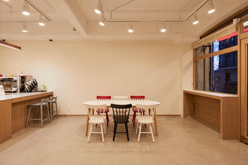 20 平米双胞胎咖啡厅 简约设计展现空间魅力-7