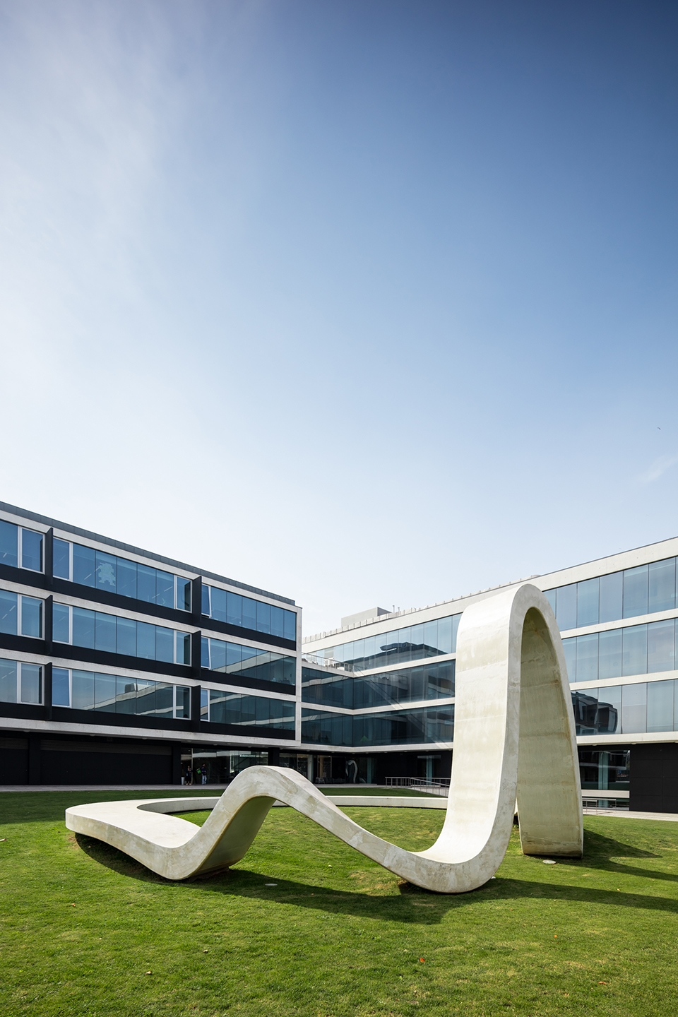 波尔图大学科技园“Loop”环形长椅——有机造型,对话空间-11