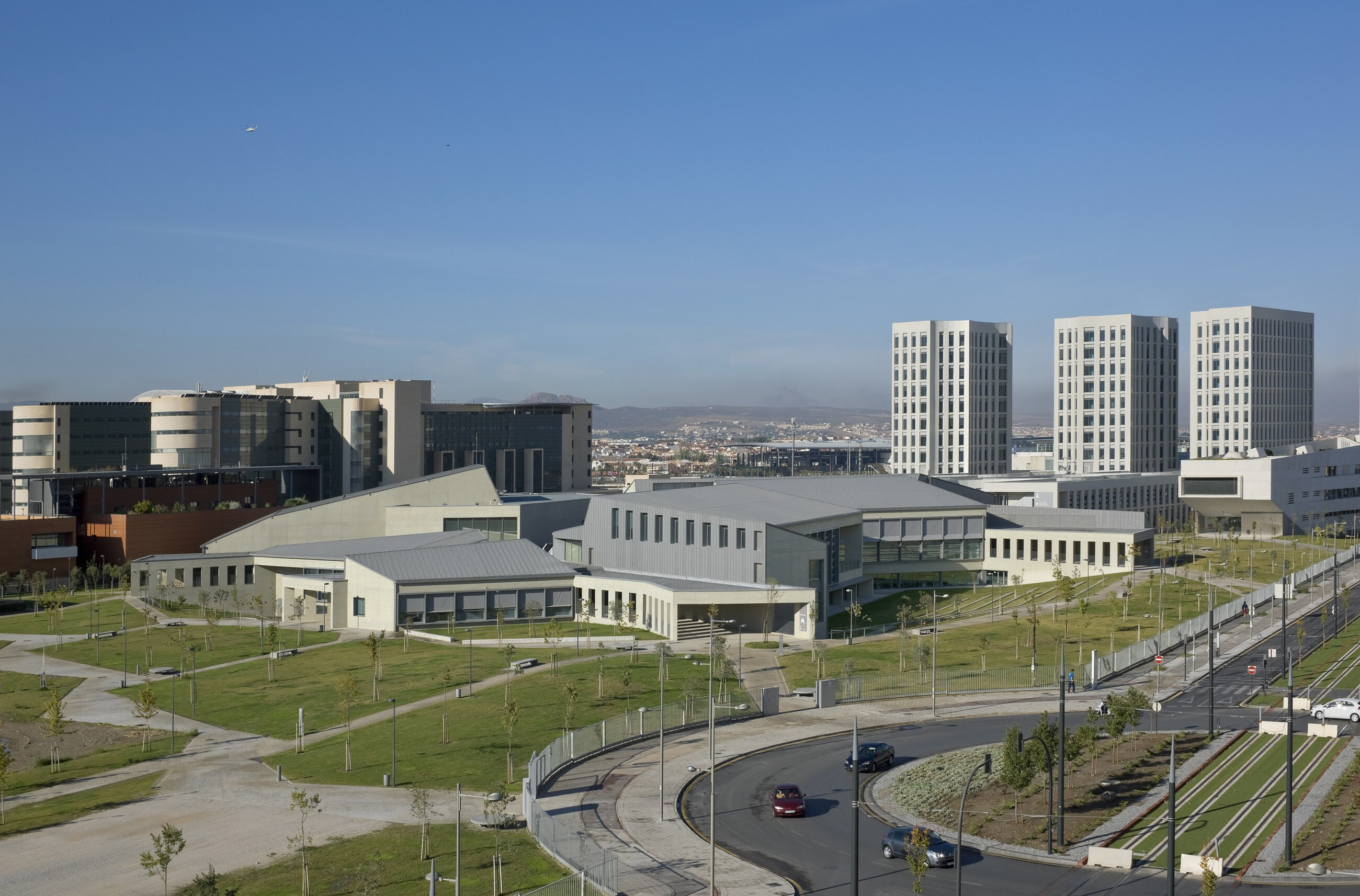 格兰纳达大学学习中心 · 有机形态的多功能空间-8