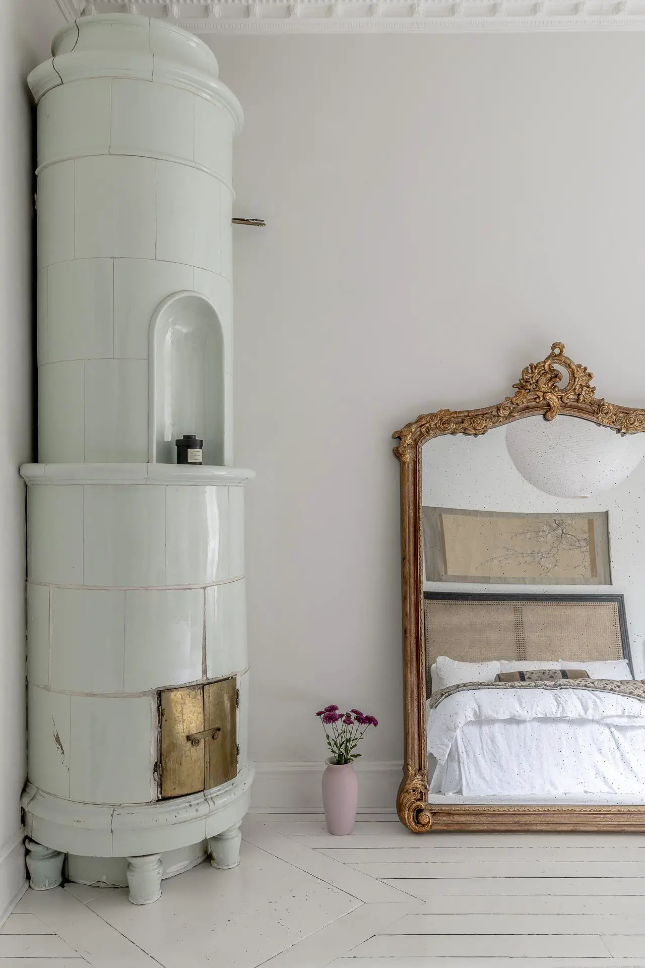 瑞典极简白色公寓,完美融合复古与现代元素-14