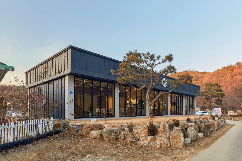 明亮温馨 60 平宠物咖啡厅设计-17