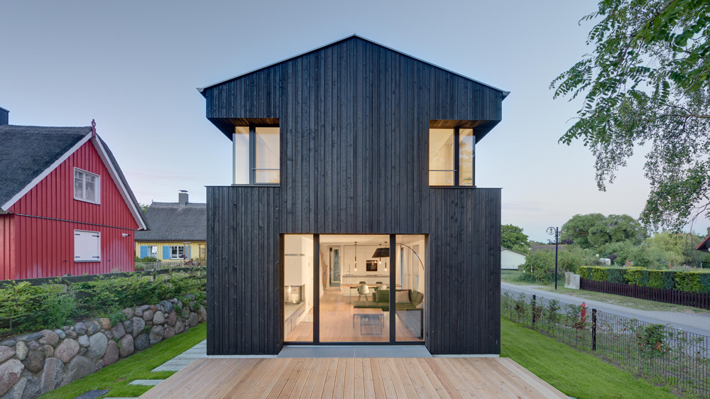 德国黑漆谷仓度假屋 设计融入本土传统元素-0