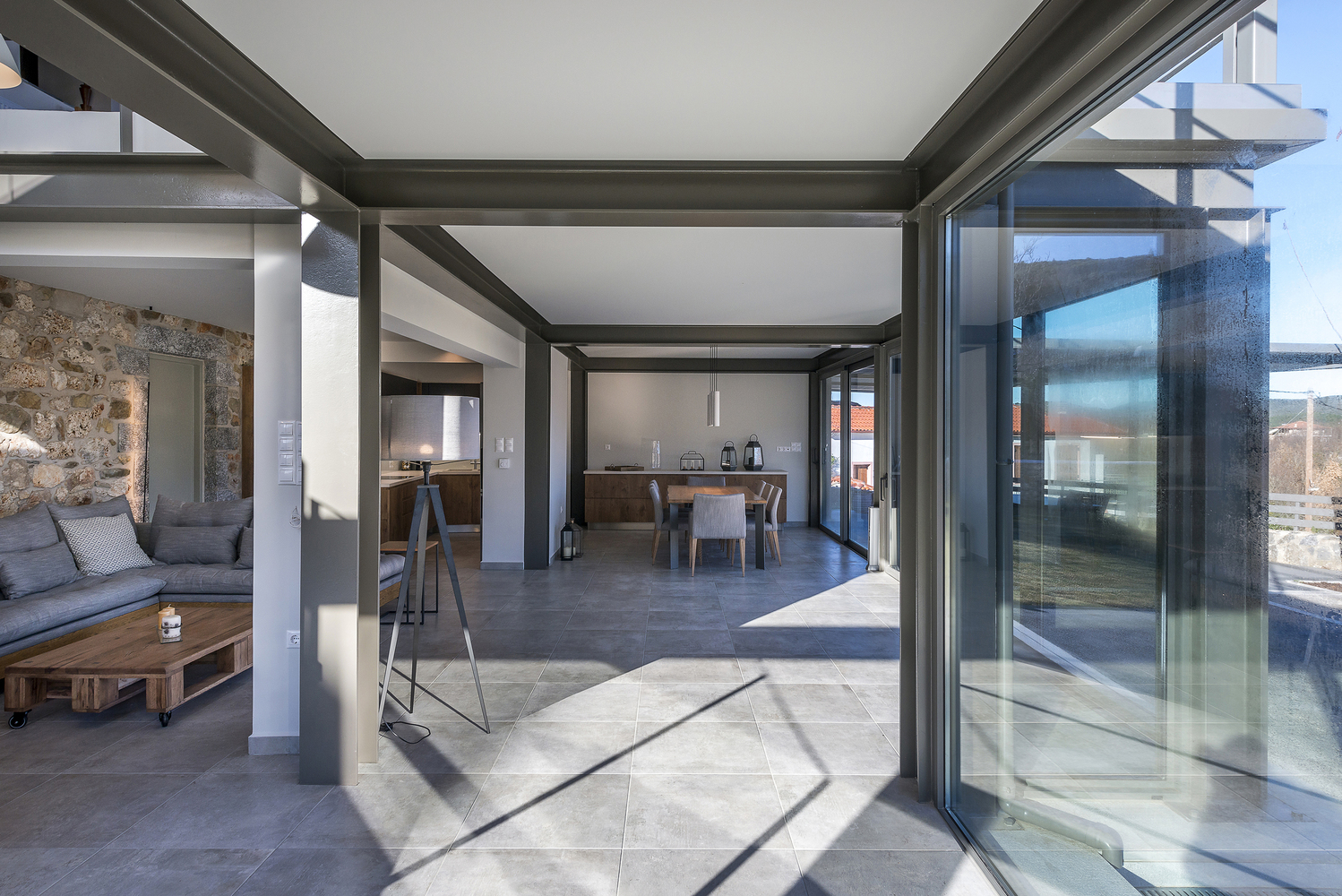 希腊山间住宅的现代钢结构玻璃延伸-12