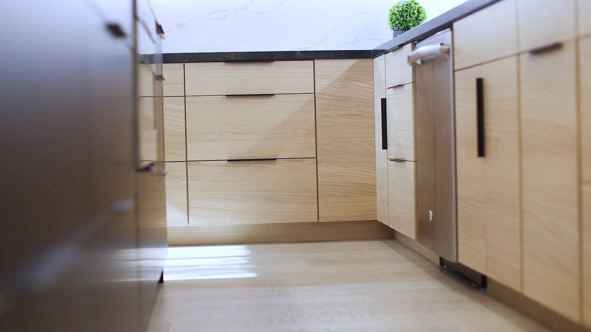 现代农舍餐厅室内设计,当代厨房展厅丨美国梅萨丨Joselyn Rendon-11